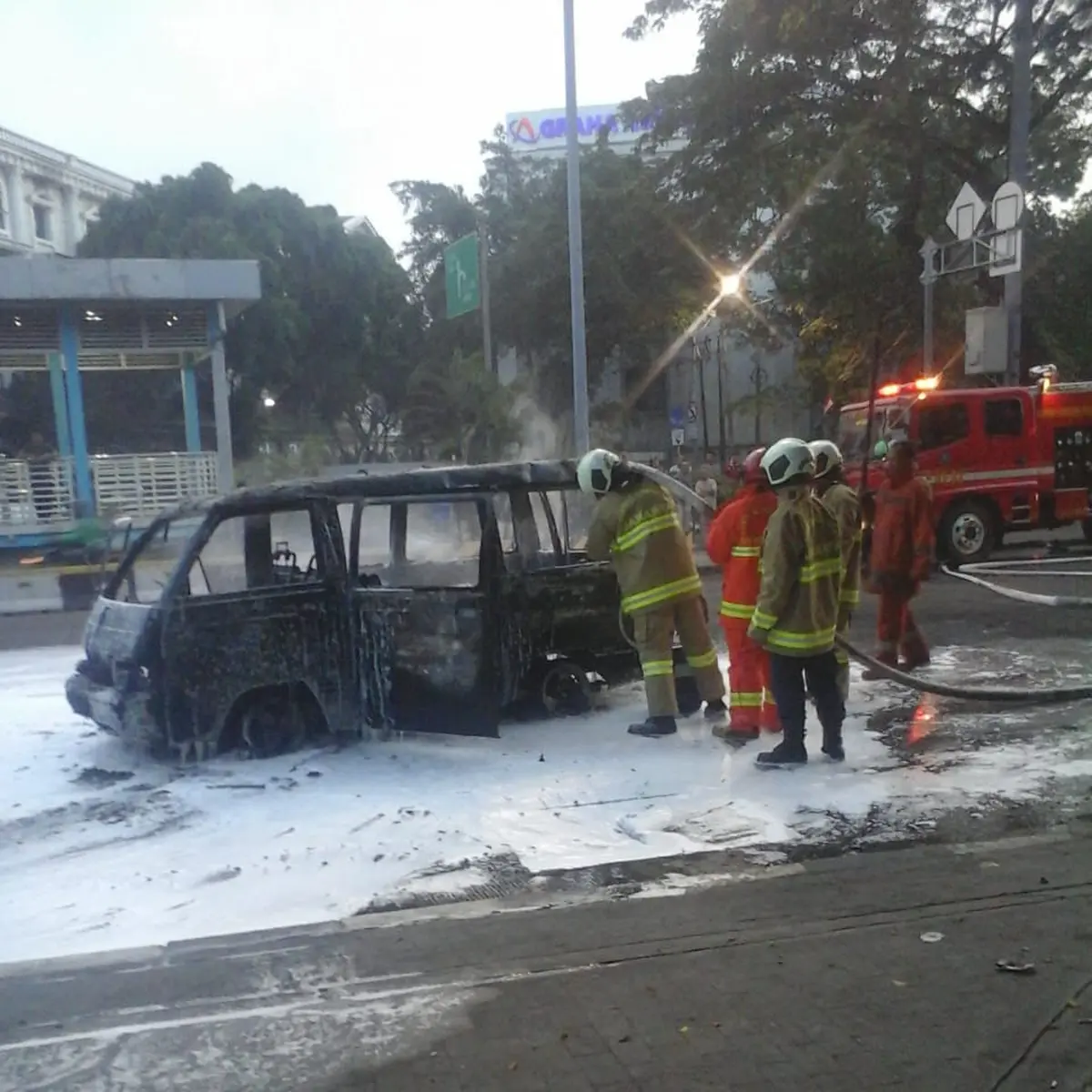 Mobil Terbakar di Dekat Pospol Cut Meutia Jakpus