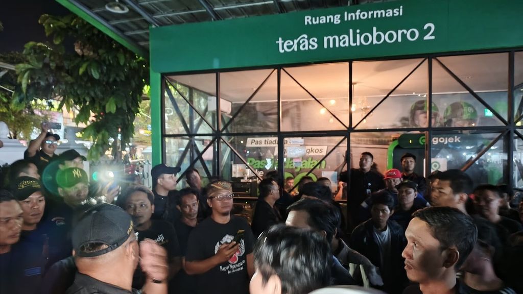 Pembongkaran Paksa PKL di Tugu Yogyakarta Berujung Kericuhan