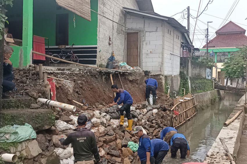 Pulau Buru Warga Demo Bendungan Jebol Tenggelamkan Rumah